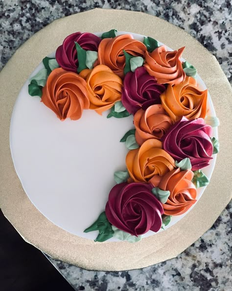 Simple Thanksgiving Cake, One Tier Fall Wedding Cake, Cake Decorating Thanksgiving, Cake Decorating Buttercream, Fall Cake Inspiration, Cake Designs Fall, Small Round Cake Ideas, Cake Designs Simple Easy, Fall Frosting Colors