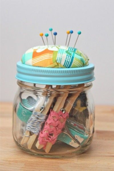 diy sewing kit Easy Crochet Blanket Tutorial, Sewing Kit Organizer, Mason Jar Sewing Kit, Sewing Kit Tutorial, Sewing Kit Gift, Sewing Kits Diy, Diy Gifts In A Jar, Mason Jar Gifts Diy, Mason Jar Recipes