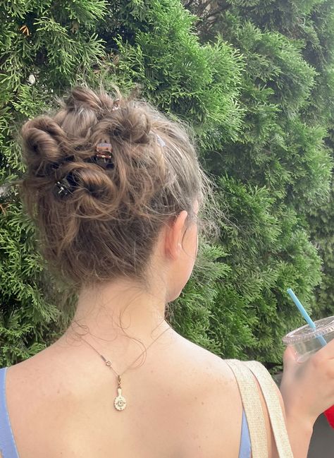 2023 Hair Aesthetic, Messy Pinned Up Hair, Updos For Long Hair Aesthetic, Pretty Messy Hair, Homecoming Hairstyles Aesthetic, Retro Prom Hair, Updos With Hair Clips, Cute Retro Hairstyles, Put Hair Up