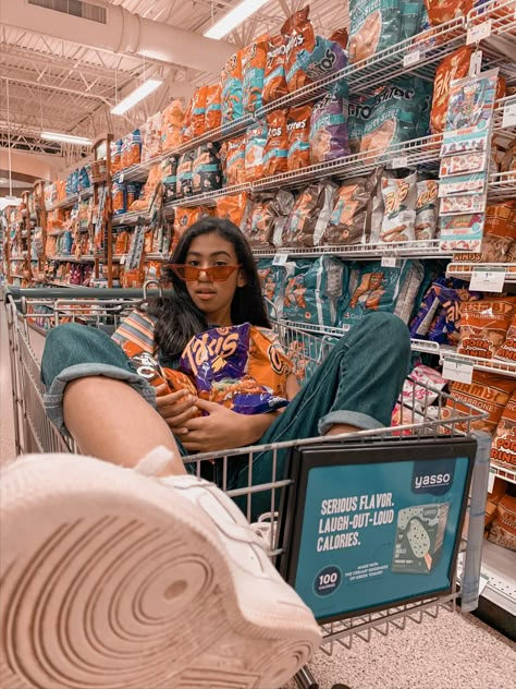 Grocery Store Photoshoot, Store Photoshoot, Photographie Portrait Inspiration, Creative Photoshoot Ideas, Fun Photoshoot, Cute Instagram Pictures, Foto Tips, Poster Photo, Photoshoot Themes