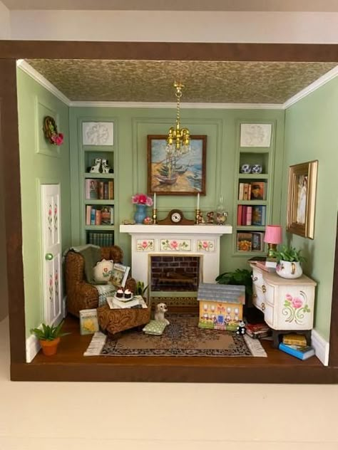 I have seen versions of this on pinterest and thought I would try my own! Most of this roombox was made by hand. #miniatureroombox #miniatures #iloveminiatures #miniaturefurniture #miniroomboxlivingroom Dolls House Room Box Ideas, Miniature Living Room Ideas, Glove Box Diorama, Dollhouse Room Boxes, Miniature Room Boxes Ideas, Room Boxes Miniature Dioramas, Doll Collection Display, Calico Critter House, Shadow Box Miniatures