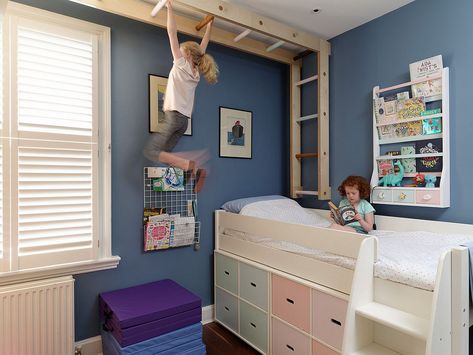 Dashing kids’ bedroom with climbing wall, monkey bars and smart under bed storage [From: Considerate Building] Climbing Wall Over Bed, Ceiling Monkey Bars, Monkey Bars In Bedroom, French Kids Room, Climbing Bedroom, Smart Shelves, Small Room Solutions, Corner Bunk Beds, Eclectic Kids Room