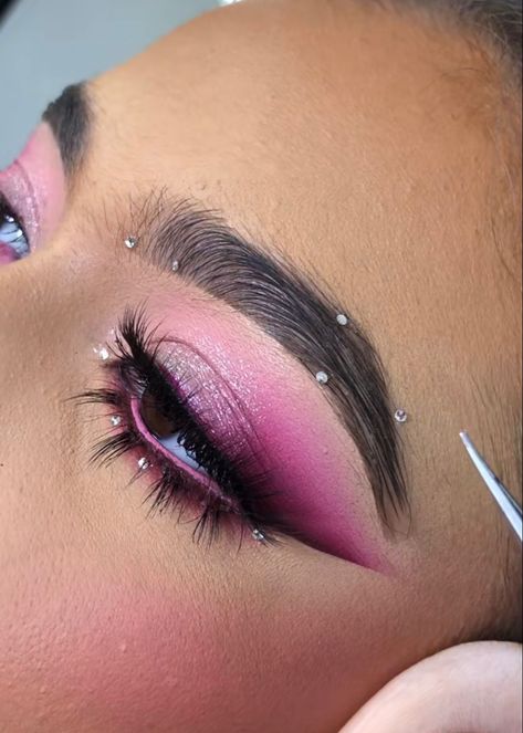 Festival Eyeshadow Looks, Halo Eye Makeup Look, Pink Black Eyeshadow, Pink Graphic Liner Makeup, Soft Purple Makeup Looks, Pink And Brown Makeup Look, Pink And Black Smokey Eye, Pink And Silver Eyeshadow, Pink And Black Eyeshadow Looks