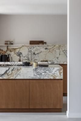 Est Living Kitchen, Kitchen With Marble, Backsplash Trends, Kitchen Backsplash Trends, Kitchen Stone, Stained Glass Table Lamps, Est Living, Marble Counter, Bespoke Kitchens