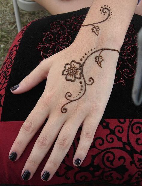 Explore the world of henna tattoos with our collection of 55+ of the best designs. As a bonus, we'll give you the meaning and care tips for these patterns Very Easy Henna Designs Simple, Hena Cute Design, Henna For Inside Hand, Hena Simple Design, Henna Designs Kids Simple, Henna Cool Designs, Contoh Henna Simple, Corak Inai Simple Cantik, Hena Tato Desain Easy