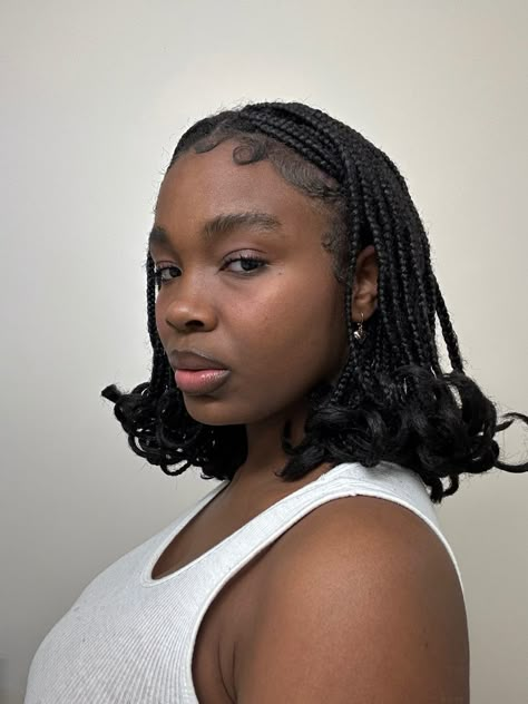 Short Braids On Black Women, Short Braids Aesthetic, Short Box Braids For Black Women, Knotless Vs Knot Braids, Short Hair Braids Black Women, Unique Protective Hairstyles Black Women, Braided Hairstyles For Short Hair Black, Short Braids Curly Ends, Short Braids For Black Women With Curls