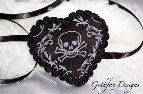 Pirate Heart eye patch Goth Moodboard, 00s Style, Heart Eye, Patch Ideas, Instruções Origami, Eye Patches, Cosplay Diy, Eye Patch, Kawaii Accessories