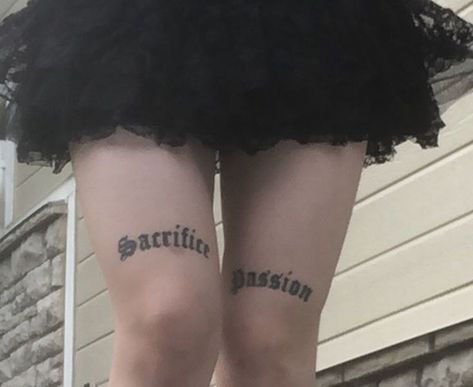 Words On Knees Tattoo, Knees Tattoo, Art Adventure Time, Art Vampire, Dengeki Daisy, 4 Tattoo, Text Tattoo, Ouran Host Club, Gothic Tattoo