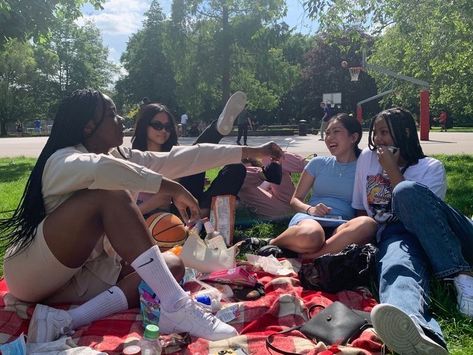 New Friends Aesthetic, Queer Friend Group, Diverse Friend Group Aesthetic, Diverse Friend Group, Friend Group Aesthetic, Cool Women, Need Friends, Best Friends Aesthetic, Black Femininity