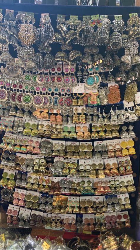 Delhi Market Aesthetic, India Aesthetic Street, Liberty Market Lahore Aesthetic, Delhi Shopping Market, Janpath Market Delhi India, Street Shopping India, Desi Market Aesthetic, Sarojini Market Aesthetic, Sarojini Nagar Market Aesthetic