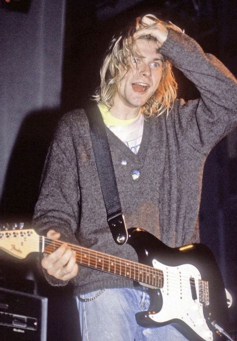 Kurt Cobain Fashion, Kurt Cobain Outfit, Kurt Cobain Style, Kurt Cobain Photos, Donald Cobain, Grunge Fits, Nirvana Kurt Cobain, Nirvana Kurt, Grunge Hair