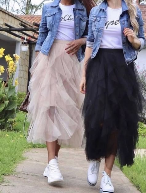 Tulle Skirt Concert Outfit, Fall Tulle Skirt Outfit, Lavender Tulle Skirt, Tulle Skirt Outfit With Sneakers, Engagement Party Attire Guest, Tulle Outfits For Women, Long Tulle Skirt Outfit Casual, Gonna Tulle Outfits, Tool Skirt Outfit