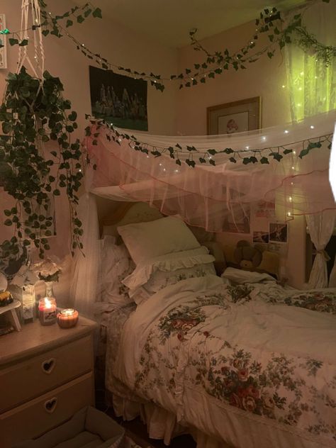 Couch Instead Of Bed Bedroom Ideas, Room Painting Ideas Bedroom Creativity, Pink And Green Aesthetic Bedroom, Bed Spreads Aesthetic, Garden Bedroom Aesthetic, Fairytale Room, Nature Bedroom, Room Decor College, Fairycore Room