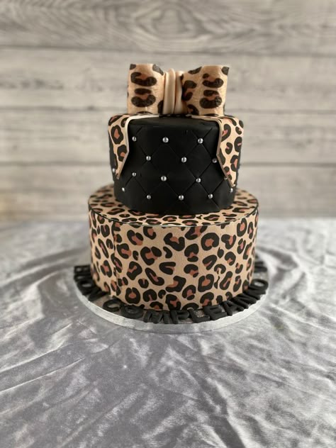 Leopard Print Party Ideas, Born To Be Wild Cake, Leopard Cake Ideas, Pink Cheetah Print Cake, Leopard Cake Birthday, Leopard Print Cakes Ideas, Leopard Birthday Party Ideas, Leopard Birthday Cake, Leopard Print Birthday Cake