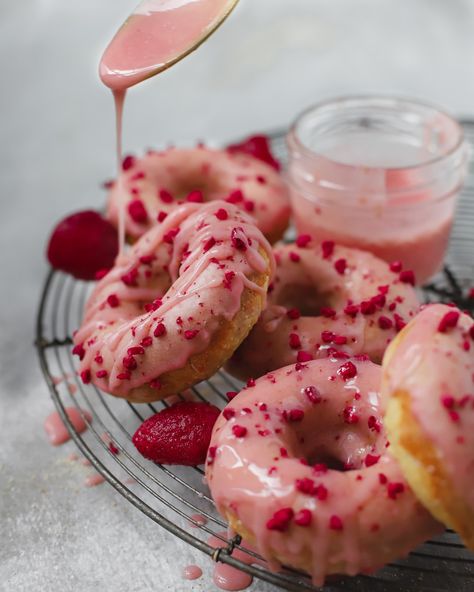 Strawberry Shortcake Doughnuts ⋆ Baking With Lemon Limber Recipe, Fruit Parfait Recipes, Kawaii Baking, Strawberry Doughnut, Rita Recipe, Baking Therapy, Cafe Recipes, Strawberry Donuts, Fruit Parfait