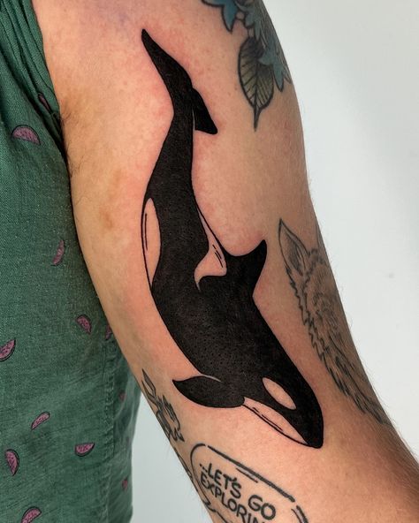 Big and lil 🖤🤍 My flash designs are repeatable, but they always look so different on each individual — I had two clients ask for this orca design this weekend and I love how both turned out! Thanks again Tonu and Zach! . #torontotattoo #blackworktattoo #femaletattooartist #whaletattoo #orcatattoo Blackwork Shark Tattoo, Orca Tattoo Back, Tattoos For Cover Up, Cool Cover Up Tattoos, Big Tattoo Cover Up, Traditional Orca Tattoo, Salish Tattoo, Big Tattoo Cover Up Ideas, Ocean Creatures Tattoo