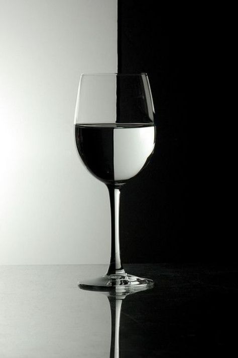 Glass Photography, Minimalist Photos, Shadow Photography, Black And White Wall, Foto Tips, Minimalist Photography, Glass Of Wine, Black Wall, Chiaroscuro