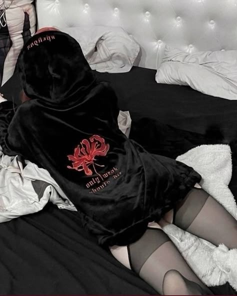 Demon Time, Romanticized Life, Hot Poses, Dark Feminine Aesthetic, Emo Outfits, Goth Aesthetic, Feminine Aesthetic, Cute Poses, Group Chat