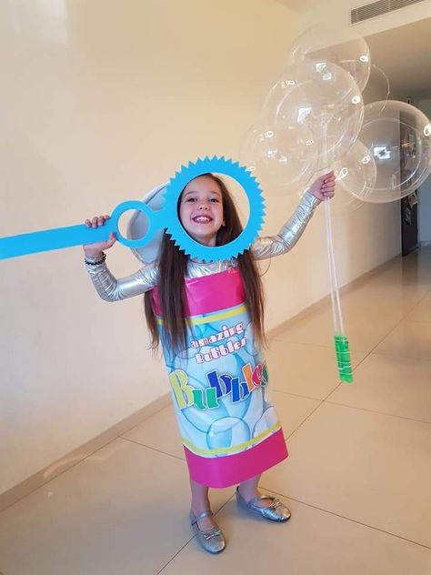 Bubbles... so cute! Bubble Costume Diy, Bubbles Halloween Costume, Bubbles Costume, Creative Kids Halloween Costume, Kids Halloween Costume Ideas, Bottle Costume, Bubble Costume, Halloween Crafts For Kids To Make, Creative Halloween Costumes Diy