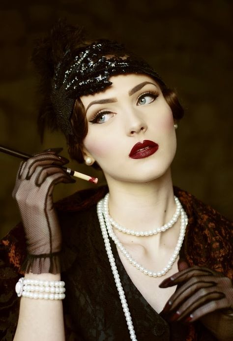 Dark 1920's Flapper Look by Nina and Muna - I was born in the wrong era. I want to dress like this so bad! 1920s Makeup Look, Gatsby Makeup, Flapper Makeup, 20s Makeup, Maquillage Goth, Fete Emo, Gatsby Outfit, 1920s Makeup, Style Année 20