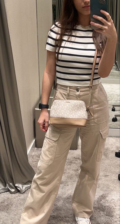 Style Zara Pants, Zara Cargos Outfit, Cargo Jeans Outfit Women Summer, Work Khaki Pants Outfit, Beige Pants Outfit For Women, How To Dress With Cargo Pants, Beige Cargos Outfits Women, Clothes To Wear In Dubai, Beige Cargo Outfits Women