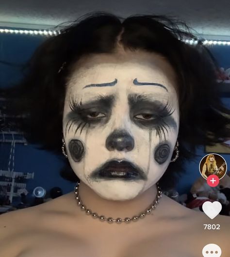 Corpse Clown Makeup, Guys Clown Makeup, Clown Face Makeup Easy, Art Reference Real People, Spooky Clown Costume, Black And White Face Paint Ideas, Clown Makeup Messy, Clown Makeup Looks Scary, Scary Make Up Easy