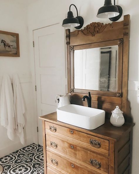 10 Genius Modern Farmhouse Bathroom Decor Ideas Bathroom Vanity Remodel Ideas, Bathroom Aesthetic Ideas, Vanity Remodel, Modern Farmhouse Bathroom Decor, Vintage Farmhouse Bathroom, Farmhouse Style Bathroom Vanity, Bathroom Vanity Remodel, Vintage Bathtub, Farmhouse Bathroom Decor Ideas