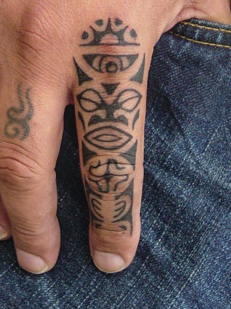 #finger #tiki #tribal #tattoo Full Finger Tattoo, Tiki Tattoo Ideas, Finger Tattoos For Men, Tattoos Nature, Tiki Tattoo, Tattoo Samples, Piercings Ideas, Polynesian Tattoo Designs, Marquesan Tattoos