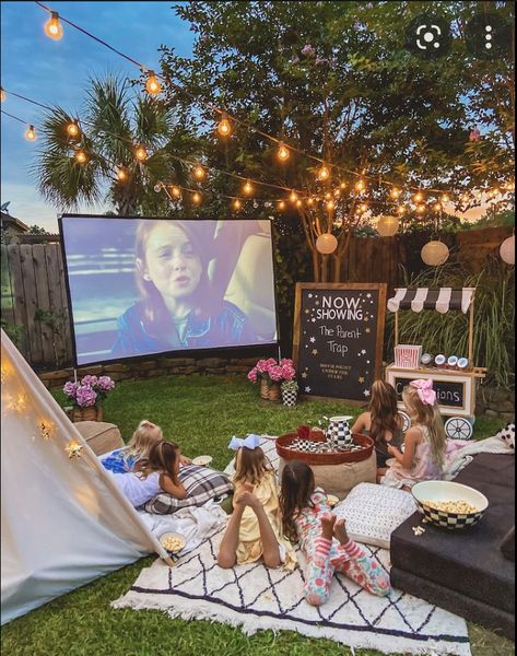 Join the Abbruzzi (Leo) family for a night of finger foods, popcorn, smores and a backyard movie! Outdoor Movie Night Party, Diy Backyard Movie Night, Backyard Movie Night Party, Birthday Movie Night, Summer Movie Night, 18th Ideas, Outside Movie, Deco Cinema, Outdoor Movie Party