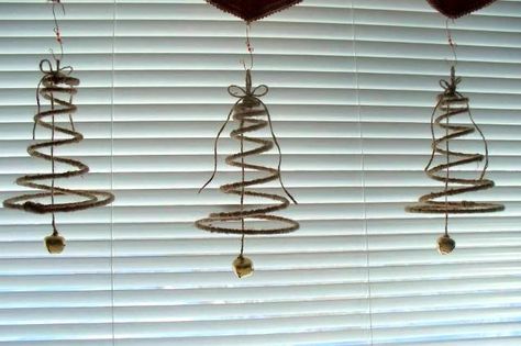 Mattress Spring Crafts, Christmas Tree Bells, Rusty Bed Springs, Old Bed Springs, Bed Spring Crafts, Bed Spring, Flea Market Gardening, Old Beds, Fair Projects