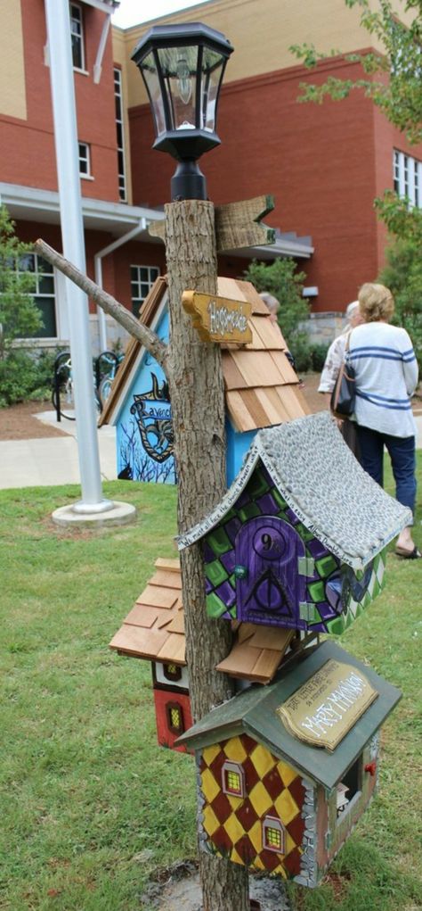 Harry Potter Mailbox Ideas, Harry Potter Birdhouse, Harry Potter Cat House, Harry Potter Garden Ideas, Herbology Garden, Hogwarts Garden, Harry Potter Garden, Harry Potter Cat, Woodland Trail