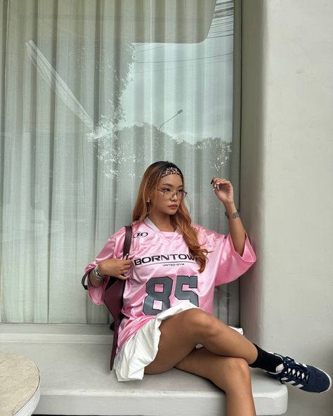 me & my pink jersey 💗🎀 @borntowin.co.kr is now available in 🇮🇩 via @kick.avenue! use my code “BTW20EILENE” for disc 🏷️ #borntowin #kfashion #ootd #fashiontrends2024 Girl Jersey Outfit, Pink Jersey Outfit, Women Jersey Outfit, Pink Ootd, Pink Football, Football Jersey Outfit, Pink Jersey, Jersey Outfit, Everyday Outfit