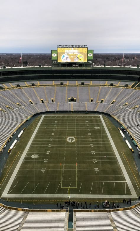 Lambeau Field 🏈 Lambeau Field Wallpaper, Nfl Football Field, American Football Field, Weber Grills, Frozen Tundra, Nfl Stadiums, Field Wallpaper, Ny Life, Green Bay Packers Football