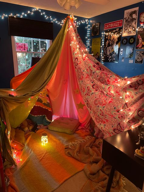 Off The Floor Bed, Fort In Bedroom, Safe Space Room Ideas, Camping Indoors Kids, Blanket Fort Bedroom, Childhood Room Aesthetic, Bedroom Tent Ideas, Den Ideas For Kids Blanket Forts, Tent In Room