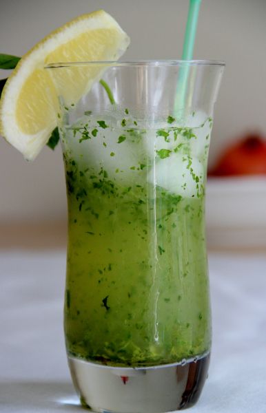 Lemon And Mint Juice, Lemon Mint Cocktail, Lebanese Drinks, Lemon Mint Drink, Jordanian Recipes, Mint Drink Recipe, Lemon Verbena Recipes, Aqua Fresca Recipes, Lemon Mint Juice