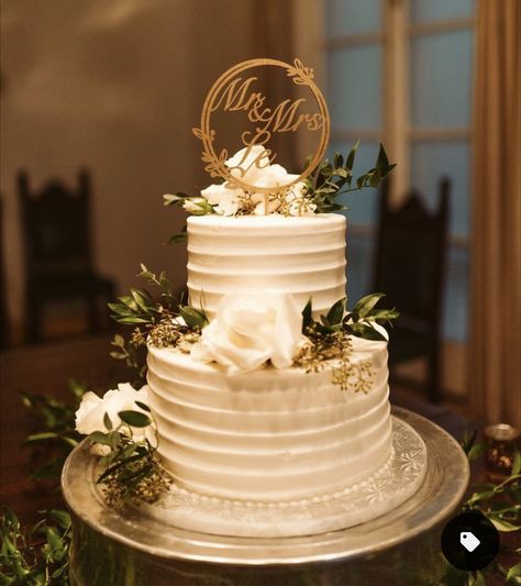 Engagement Cake Images, White Decor Wedding, Wedding Cake Two Tier, Wedding Cake Designs Simple, Wedding Reception Cake, Wedding Cake Simple Elegant, 25 Anniversary Cake, Wedding Cake Simple, White And Gold Wedding Cake