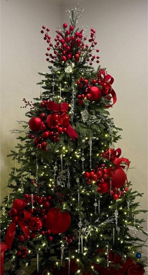 Christmas Tree Tinsel, Elegant Christmas Tree Decorations, Christmas Tree Inspo, Pretty Christmas Decorations, Christmas Tree Decorating Themes, Elegant Christmas Trees, Creative Christmas Trees, Christmas Tree Decorations Diy, Christmas Interiors