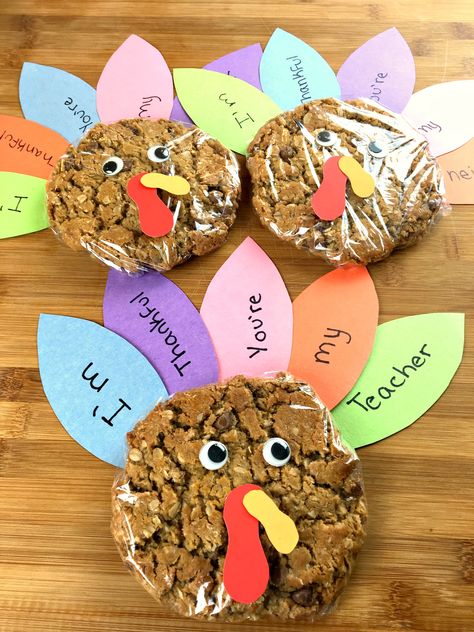 Oatmeal Pie Turkey Craft, Thanksgiving Feast For Preschoolers, Turkey Themed Snacks For Kids, Class Thanksgiving Feast, Oatmeal Cream Pie Turkey Craft, Turkey Kids Snacks, Thanksgiving School Treats, Thanksgiving Turkey Cookies, Preschool Thanksgiving