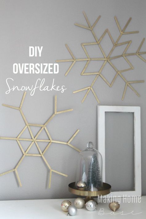 All you need is a few popsicles sticks and spray paint to make these giant snowflakes. And remember: No two snowflakes are alike! Popsicle Stick Snowflake, Christmas Decor Diy Cheap, Diy Christmas Fireplace, Cheap Christmas Diy, Snowflake Craft, Snow Flakes Diy, Winter Decorations Diy, Popsicle Stick Crafts, Christmas Fireplace