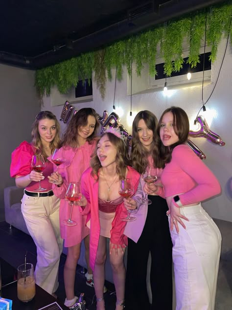 Friends Birthday Party Outfit Ideas, Pink Party Aesthetic Outfits, Birthday Dresscode Ideas, Dresscode Birthday Party, B Day Photo Ideas, Dress Code For Birthday Party, Pink Theme Outfit, Pink Birthday Party Outfit, Pink Bday Outfit