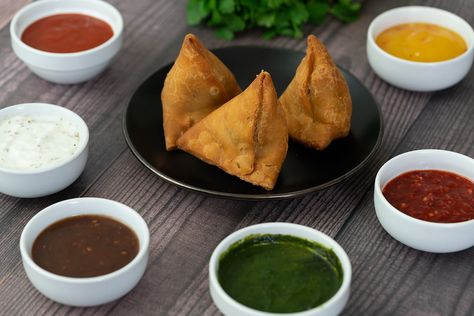 Samosa Dipping Sauce, Samosa Sauce, Punjabi Samosa, Potato Stuffing, Samosa Chaat, Garlic Chutney, Samosa Recipe, Dipping Sauces Recipes, Tamarind Chutney