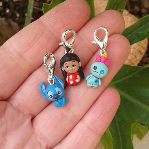 So sweet 😍Lilo , Stitch and Scrump charms. 💜Link shop in bio🍃 . . .  #stitchmarker #handmade #disney #disneyjewelry #disneyprincess #kawaii… Disney Clay Charms, Stitch And Scrump, Kawaii Stitch, Stitch Scrump, Knitting 101, Diy Earrings Polymer Clay, Cosplay Jewelry, Kawaii Doll, Cute Stitch