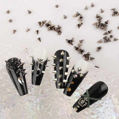 Black Gold Nail Art, Burgundy Acrylic Nails, Rose Gold Nail Art, Art Punk, Black Gold Nails, Caviar Nails, Studs And Spikes, Gold Nail Art, Gold Nail