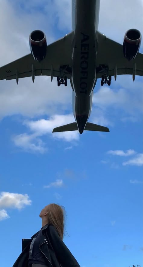 Girl Pilot Aesthetic, Lady Pilot Aesthetic, Usa Airport, Lady Pilot, Pilot Aesthetic, Cabin Crew Uniform, Flight Aesthetic, Aviation Education, Going Dark