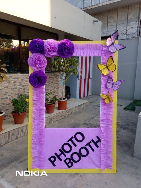 Photo booth ideas Selfie Corner Ideas For Party, Kids Photobooth Idea Diy, Family Day Photo Booth Ideas, School Reopening Decoration Ideas, Selfie Door Decoration, Photo Booth Ideas For School, School Photo Frame Ideas, Selfie Booth Ideas For School, Diy Selfie Booth