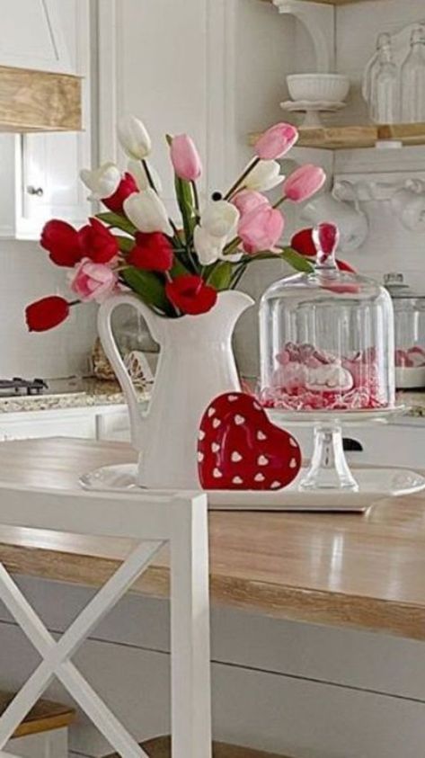 Valentines Day Aesthetic Decor, Valentines Floral Arrangements Diy, Valentine Day Table Decorations, Valentine Tablescape, Saint Valentin Diy, Valentines Bricolage, Valentine Table, Valentine Centerpieces, Valentines Party Decor