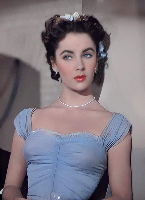 Femine Style, 90's Prom, Elizabeth Taylor Eyes, People With Blue Eyes, Old Film Stars, Liz Taylor, Classic Actresses, History Fashion, Glam Dresses