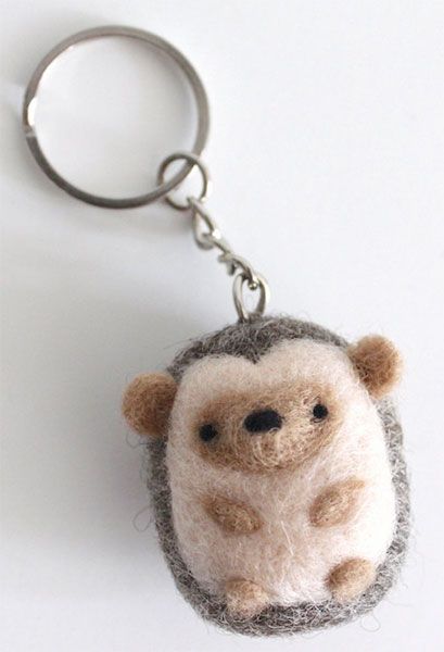 Fuzzy Hedgehog Keychain Hedgehog Needle Felt, Needle Felting Hedgehog, Needle Felted Deer Tutorial, Needle Felted Keychains, Needle Felting Keychain, Needle Felt Keychain, Cute Needle Felting, Needle Felting Ideas, Hedgehog Keychain