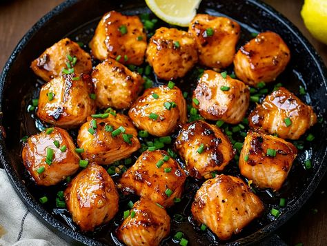 Air Fryer Bang Bang Salmon Bites - Buffalo Salmon Bites, Bang Bang Salmon Air Fryer, Bang Bang Salmon Bites, Bang Bang Salmon, Sriracha Salmon, Bang Bang Sauce, Salmon Bites, Frozen Salmon, Salmon Seasoning