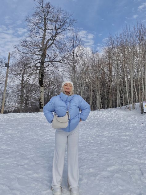 Light Blue Puffer Jacket Outfit, White Puffer Outfit, Light Blue Jacket Outfit, Light Blue Coat Outfit, Puffer Jacket Outfit Women, Blue Winter Outfit, Light Blue Puffer Jacket, Puffy Jacket Outfit, Japan Outfit Winter